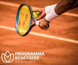 Potrebbe essere un'immagine raffigurante tennis e il seguente testo "PROGRAMMA BENESSERE www.corsimassaggi.com"